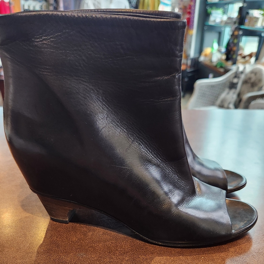 Vero Cuoio Peep Toe Ankle Bootie - Picture 5 of 10